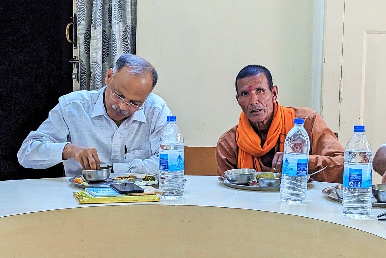 जेव्हा राज्याचे मुख्य निवडणूक अधिकारी दाखवतात दोस्तीची मिसाल...