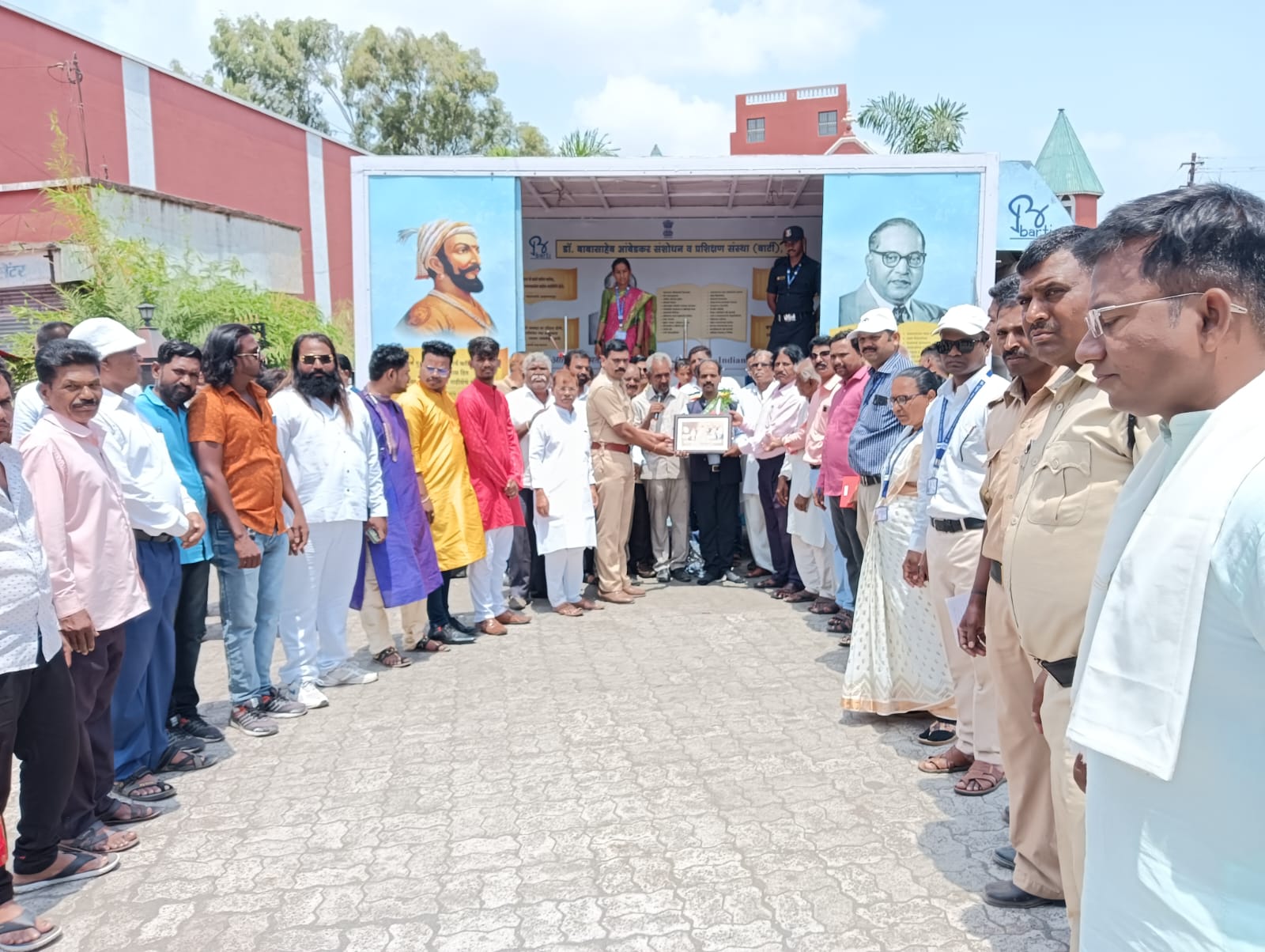 संविधान दिंडीचे फलटणमध्ये स्वागत