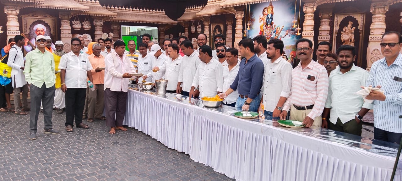 वारकऱ्यांच्या सेवेसाठी फलटणकरांचे शेकडो हात पुढे